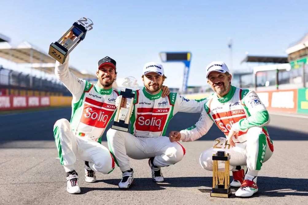 TWITTER: @JotaSports El equipo de Jota Sports celebra su victoria en las 24 horas de Le Mans