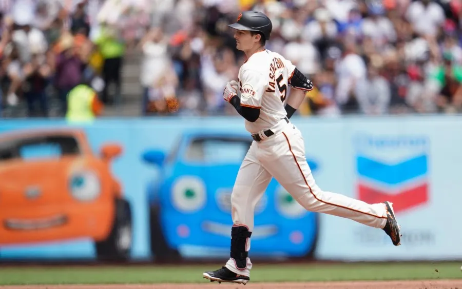 AP Mike Yastrzemski recorre las bases tras cuadrangular a Urías