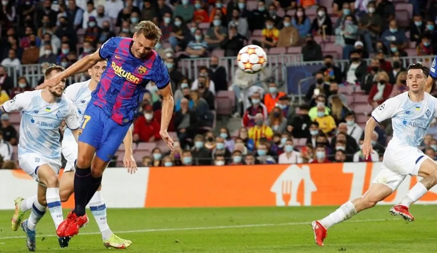 EFE De Jong cabecea en juego de Champions