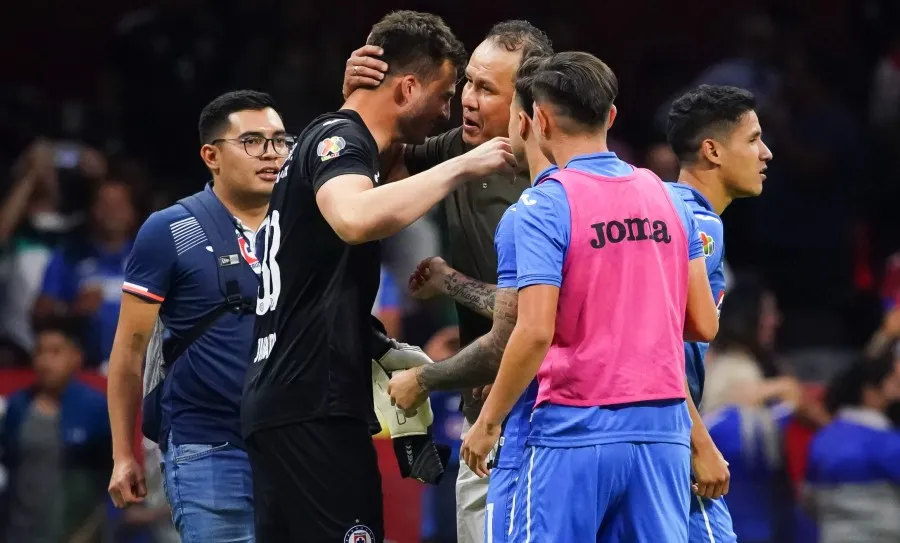 IMAGO7 El arquero con Juan Reynoso