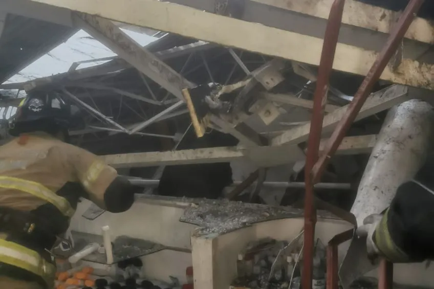 TWITTER: @Bomberos_CDMX Techo del supermercado tras las fuertes lluvias