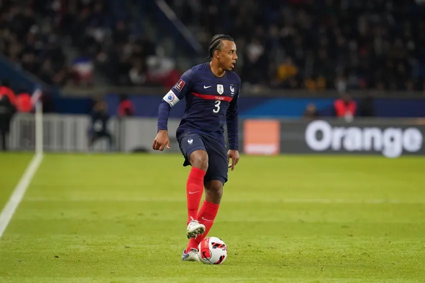 TWITTER: @jkeey4 Jules Koundé en un partido de Francia