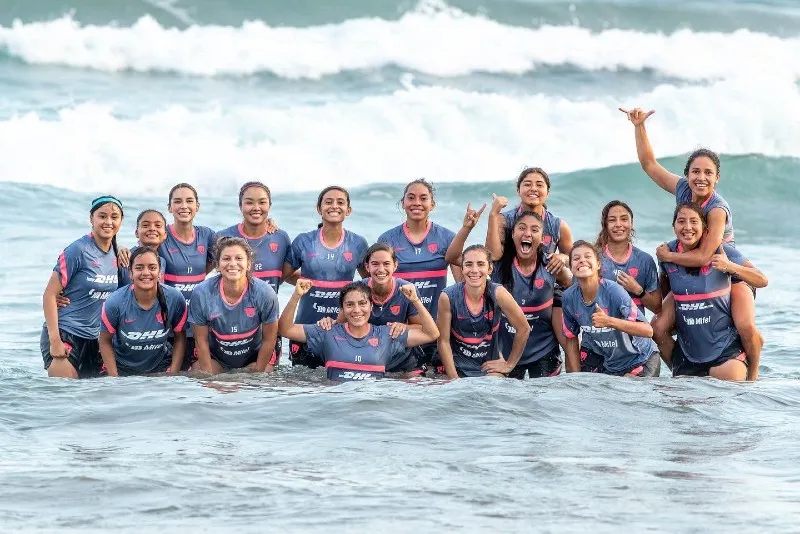 TWITTER @PUMASMXFEMENIL Jugadoras de Pumas en pretemporada en Acapulco