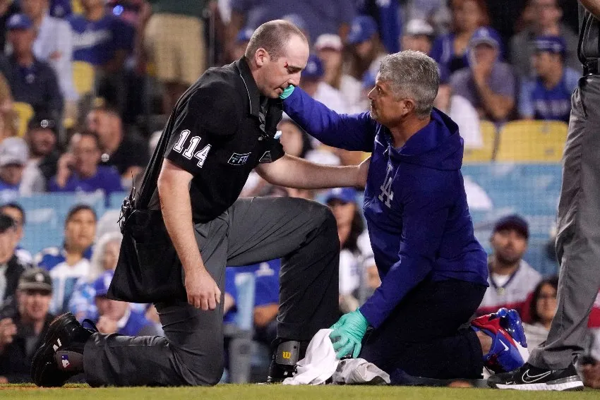 AP Umpire tras el batazo