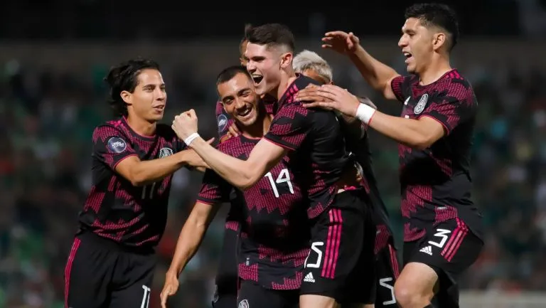 IMAGO 7 El Tri celebra gol de Reyes ante Surinam en Nations League de Concacaf