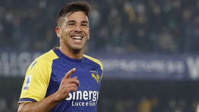 EFE Giovanni Simeone jugando con el Hellas Verona