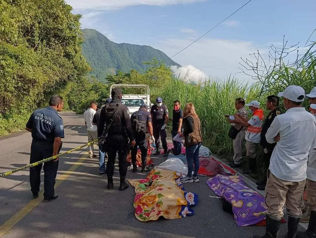 ESPECIAL Se reportan 8 muertos en volcadura de autobús