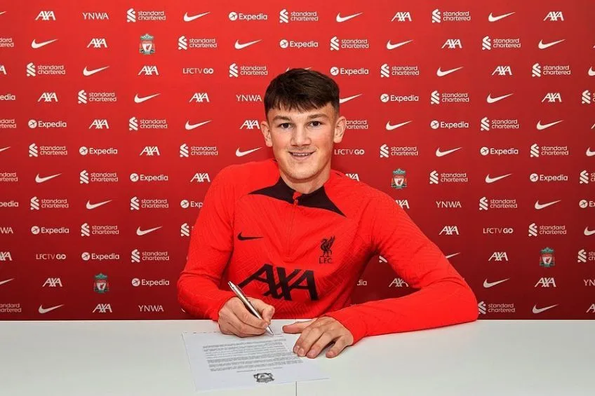 INSTAGRAM: @Calvin_Ramsay Calvin Ramsay en su presentación con el Liverpool