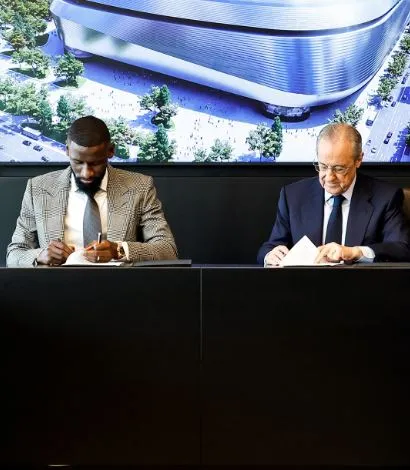 TWITTER @realmadrid Antonio Rudiger, en firma de contrato con Real Madrid