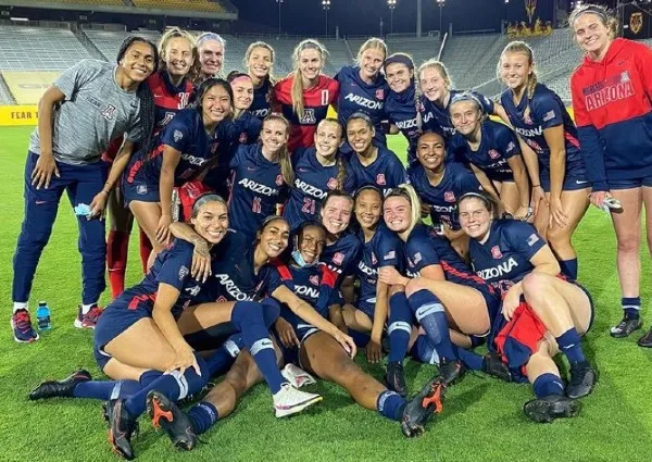 INSTAGRAM @sabrinaaeenciso Sabrina Enciso con las Arizona Wildcats