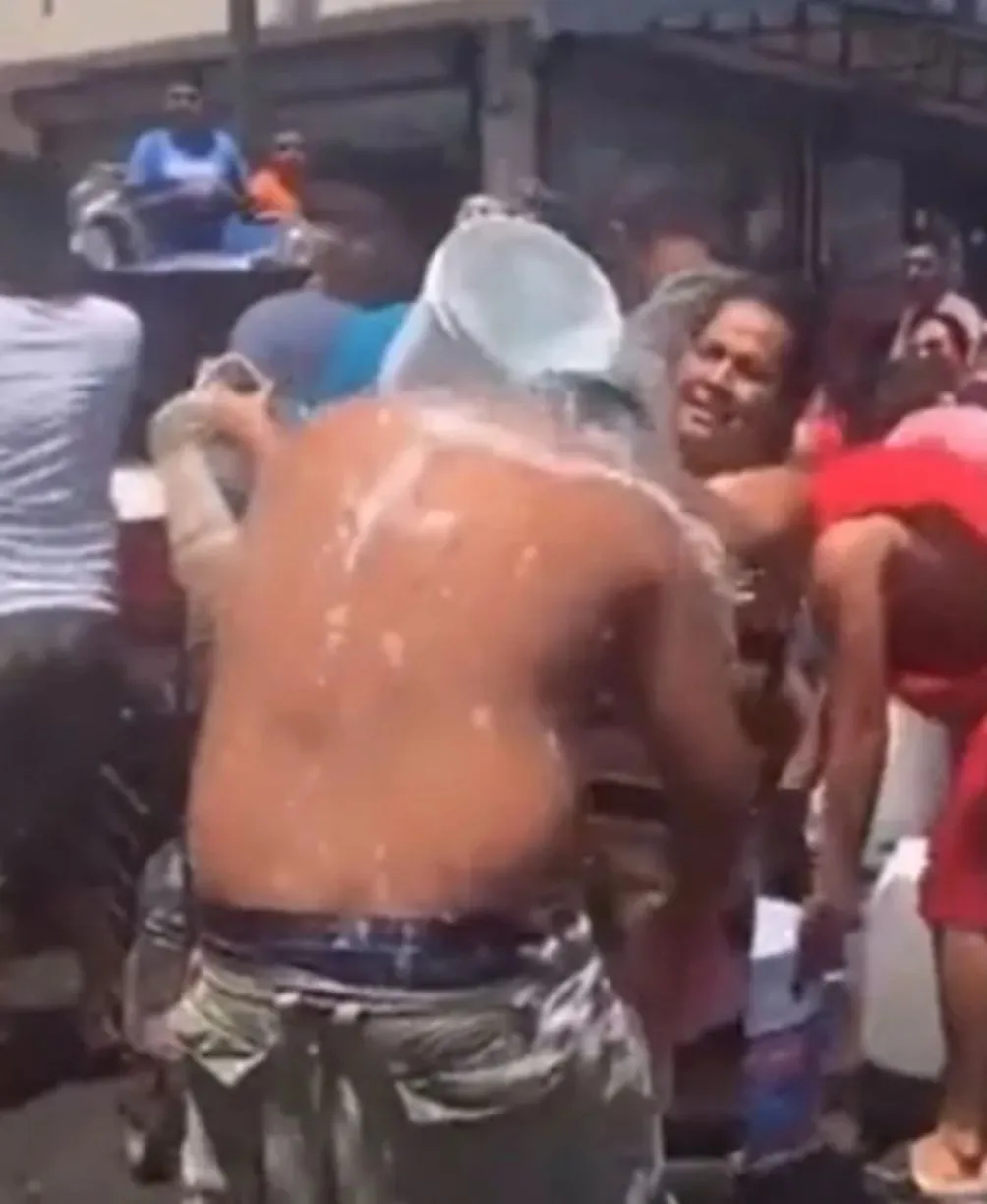 ESPECIAL Varios optaron por bañarse en plena calle