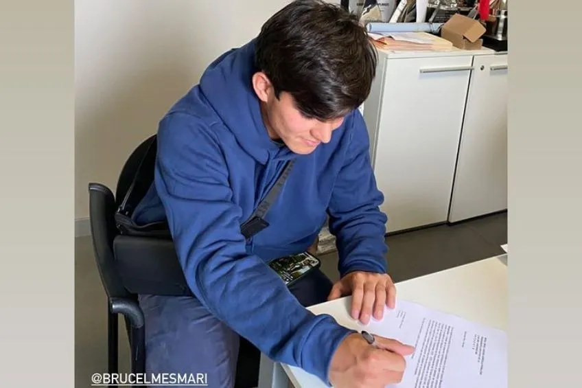 INSTAGRAM: @MarielDuayhe Bruce El-mesmari firmando su contrato