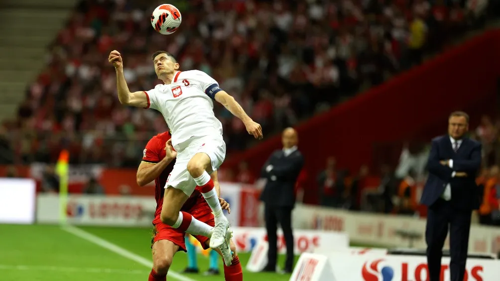 AP Robert Lewandowski jugando con Polonia