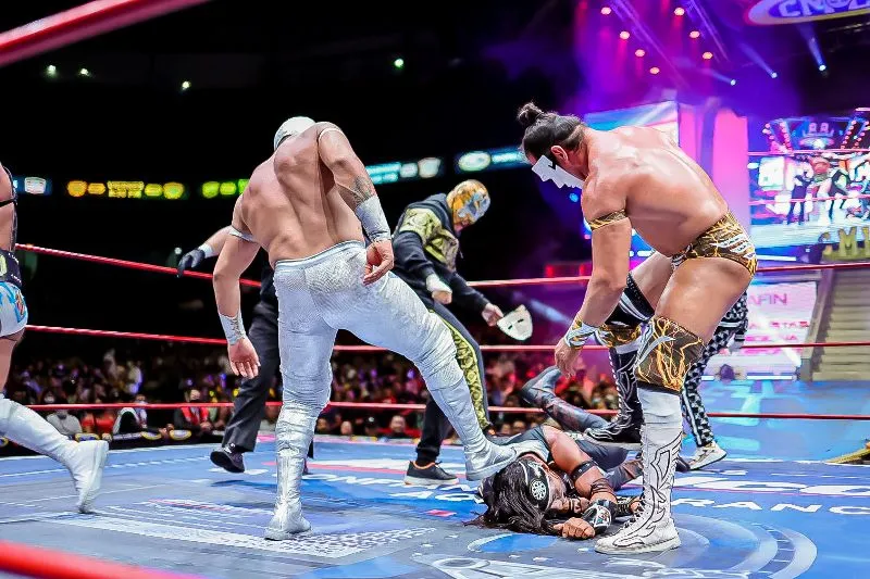 TWITTER: @CMLL_OFICIAL Rey Cometa derrotado por Los Depredadores