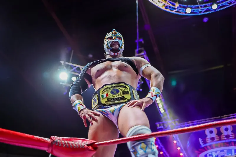 TWITTER: @CMLL_OFICIAL Magia Blanca posa al ganar