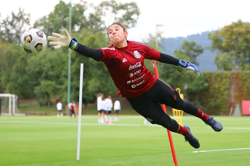 IMAGO7 Alejandría Godínez entrenando con el Tri Femenil