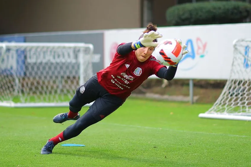 IMAGO7 Alejandría Godínez entrenando con el Tri Femenil