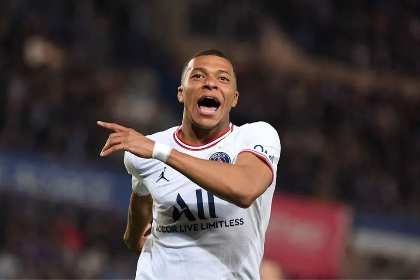 INSTAGRAM: @K.Mbappe Kylian Mbappé festando un gol
