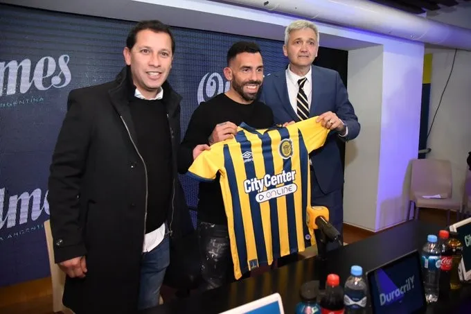 TWITTER: @RosarioCentral Carlos Tévez en su presentación como nuevo entrenador
