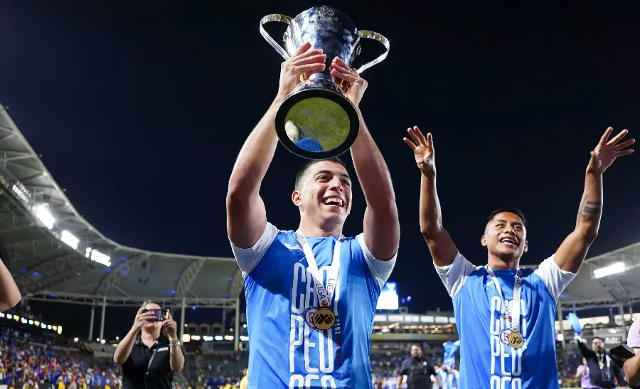 IMAGO7 Lira con la Supercopa