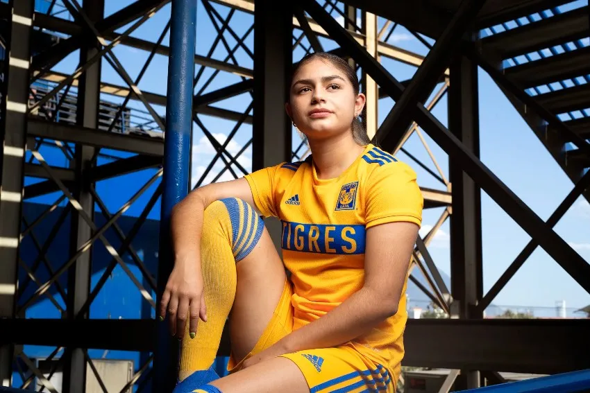 ADIDAS Jana Gutiérrez con el jersey de local