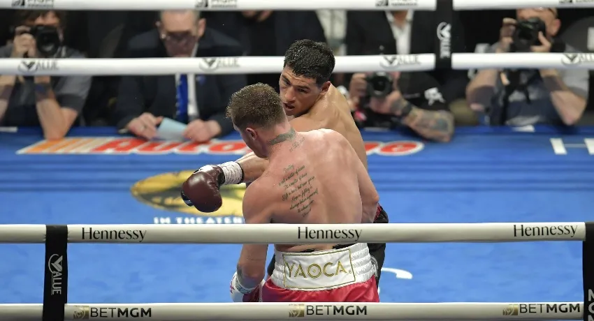 MEXSPORTS Canelo Álvarez durante su derrota vs Bivol