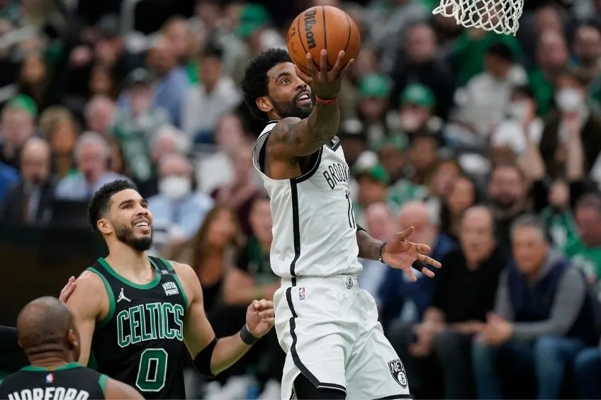 AP Kyrie Irving anota frente a los Celtics