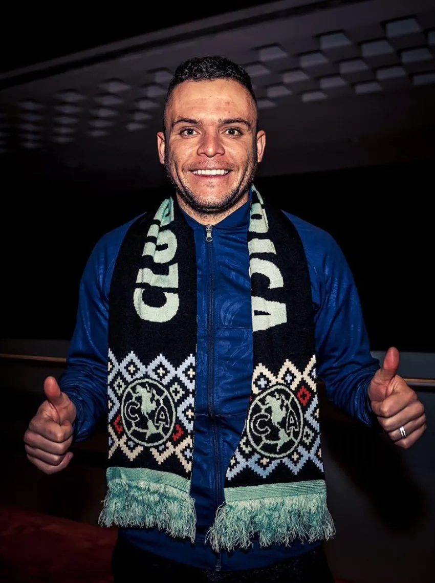 TWITTER: @ClubAmerica Cabecita Rodríguez en su llegada a México