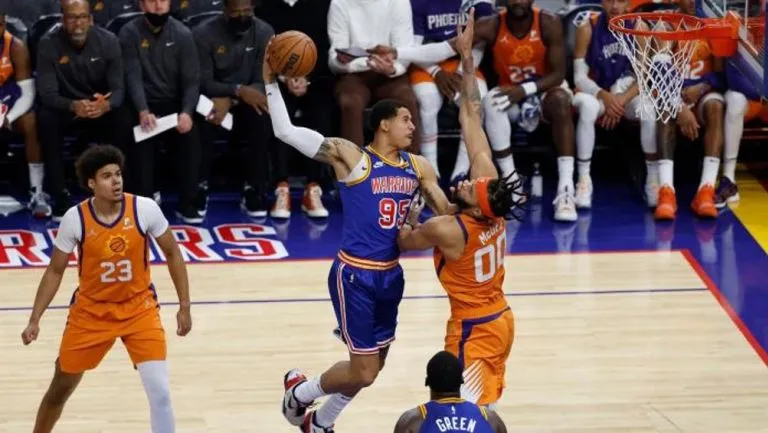 AP Juan Toscano-Anderson en clavada ante Phoenix Suns