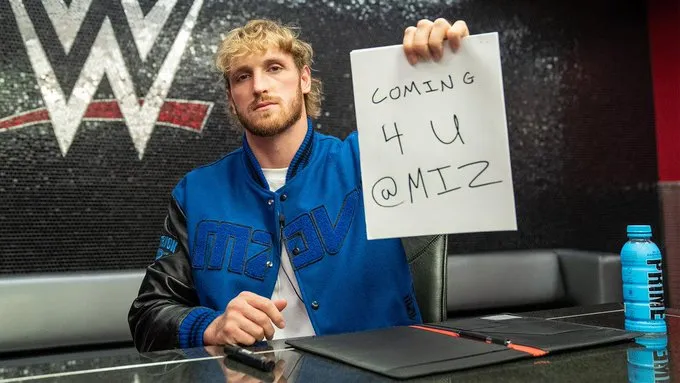 TWITTER: @WWE Logan Paul mostrando en una hoja mensaje hacia Miz