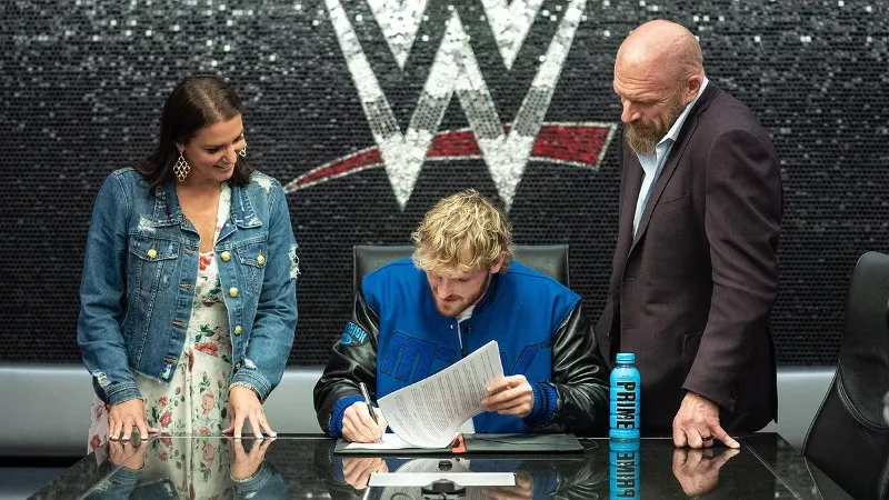 TWITTER: @WWE Logan Paul firmando contrato con la WWE