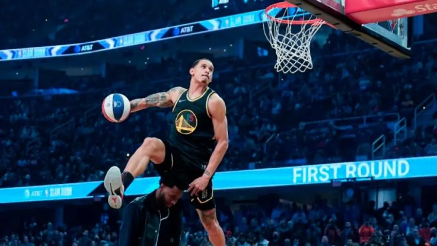 AP Juan Toscano jugará para los Lakers