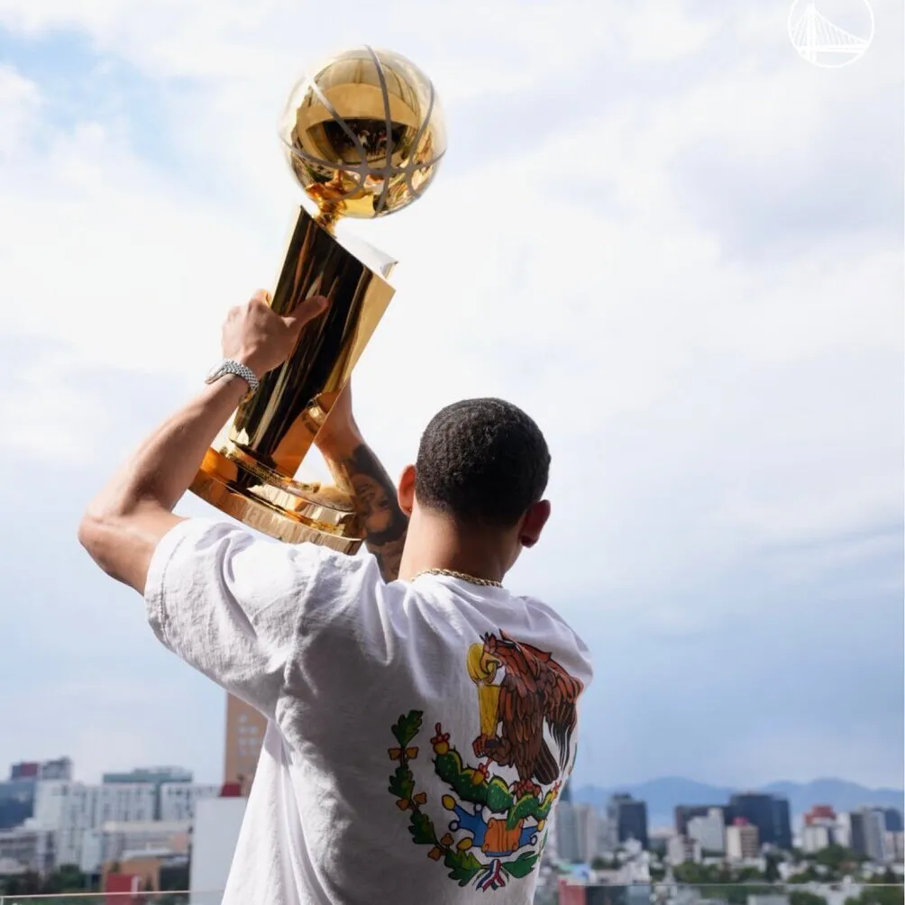 TWITTER: @juanonjuan10 Juan Toscano llega a Lakers como campeón