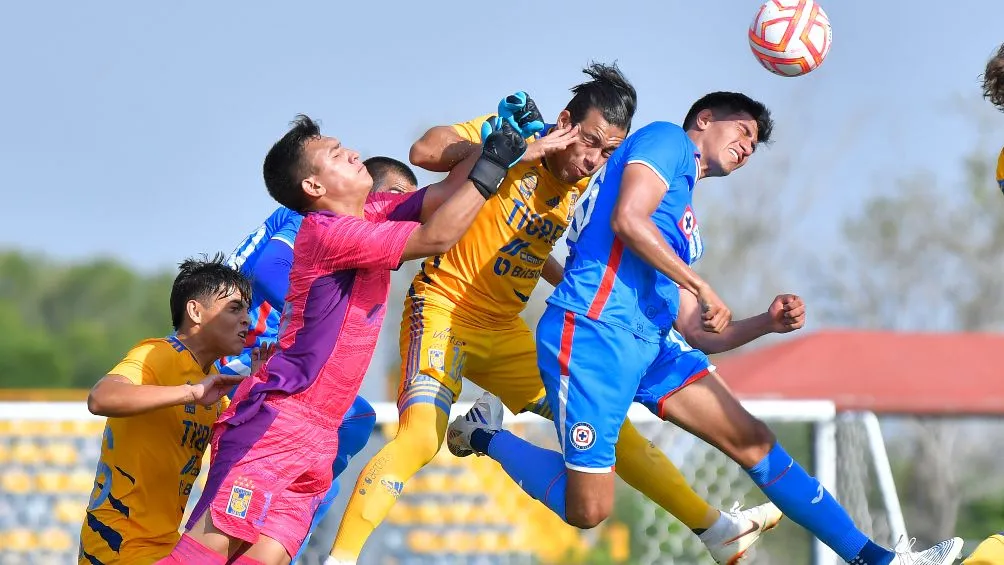 IMAGO7 Tigres y Cruz Azul tuvieron un encuentro aguerrido