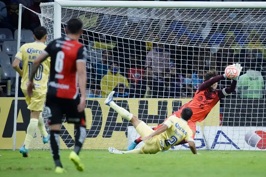 IMAGO 7 Memo Ochoa atajando un disparo de Quiñones