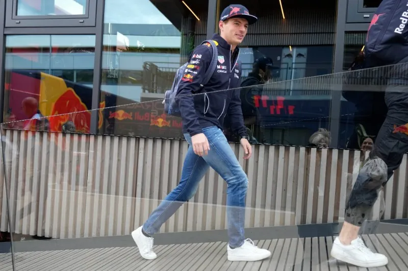 AP Verstappen llegando a Silverstone