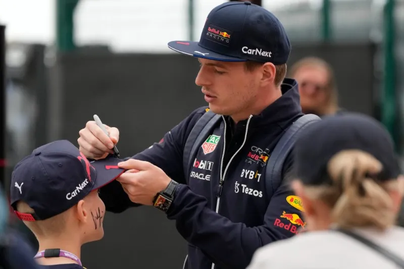 AP Max en firma de autógrafos