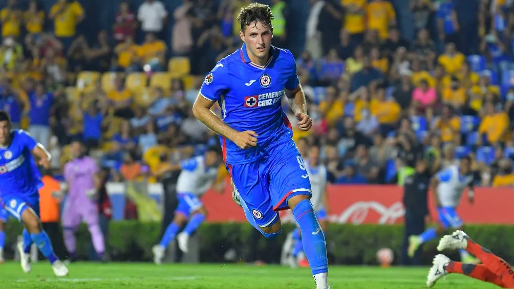 IMAGO7 Santiago Giménez anotó el penal en el tiempo agregado