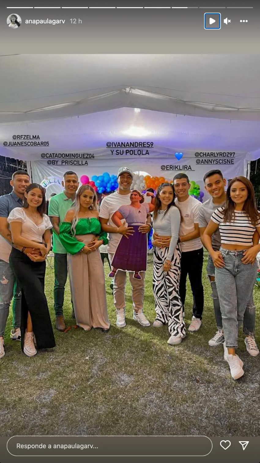 INSTAGRAM: @anapaulagarv Iván Morales con el personaje de cartón