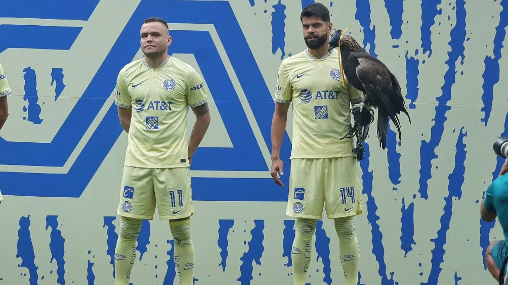 MIGUEL PONTÓN Néstor Araujo posó junto a 'Celeste', la mascota del América