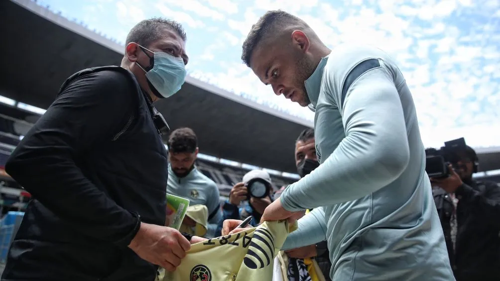 MIGUEL PONTÓN Rodríguez dio autógrafos a la afición