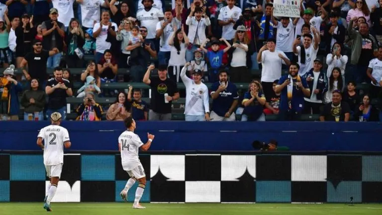 TWITTER @LAGalaxy Chicharito logró un gol en los primeros minuros