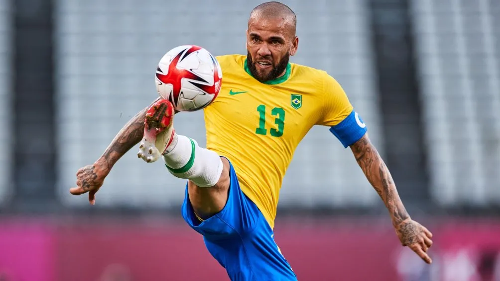 MEXSPORT Dani Alves en acción con Brasil