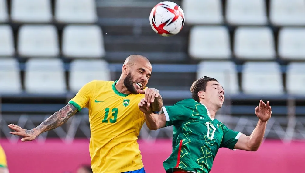 MEXSPORT Dani Alves en acción con Brasil ante México en Tokio