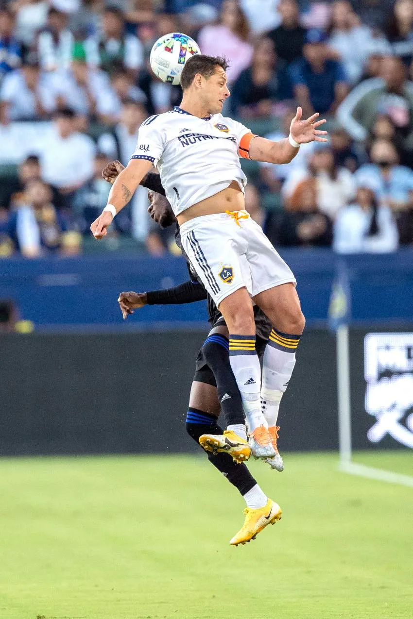 AP Chicharito Hernández en un partido de Galaxy