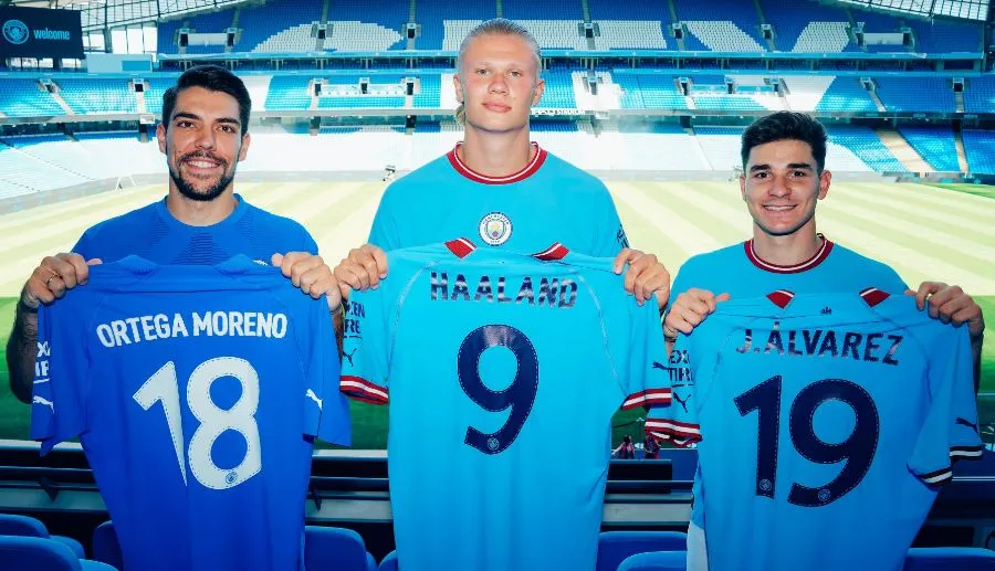 TWITTER @ManCity Álvarez con Erling Haaland y Stefan Ortega
