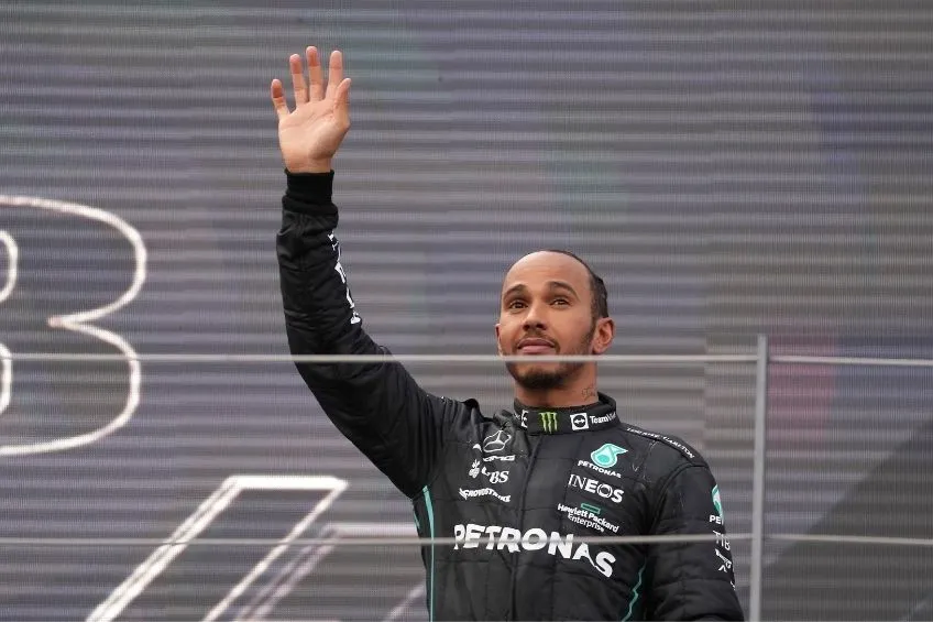 AP Lewis Hamilton tras subir al podio