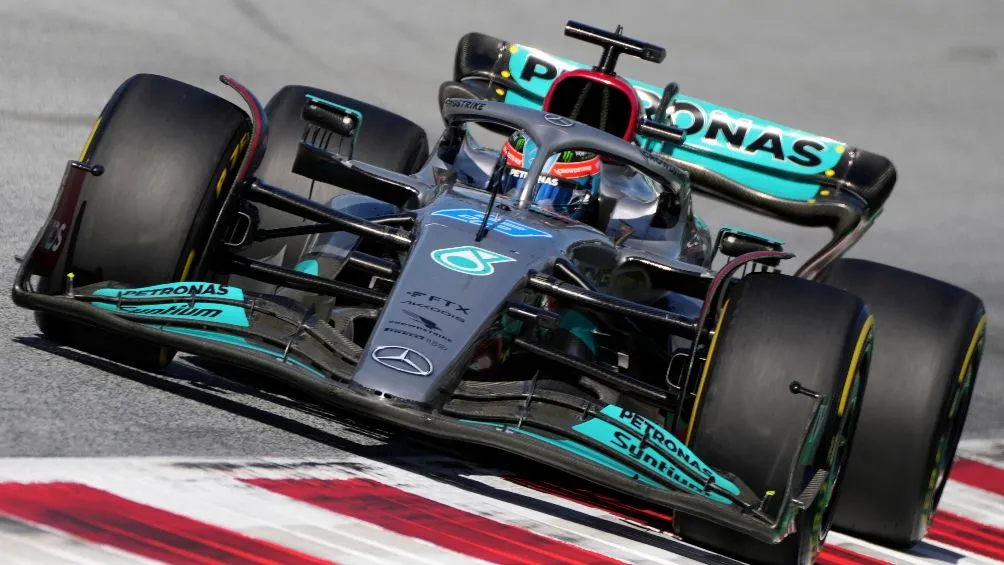 AP George Russell le pidió disculpas a Sergio Pérez