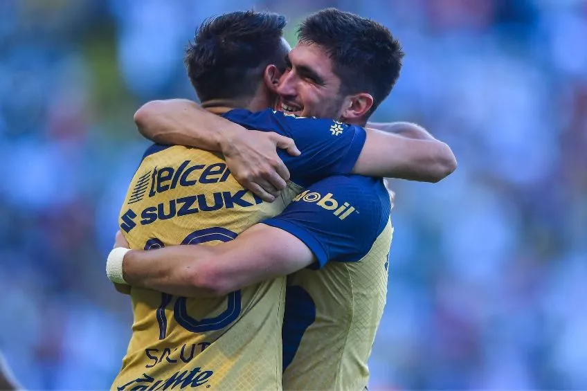 MEXSPORT Del Prete y 'Toto' Salvio festejando un gol
