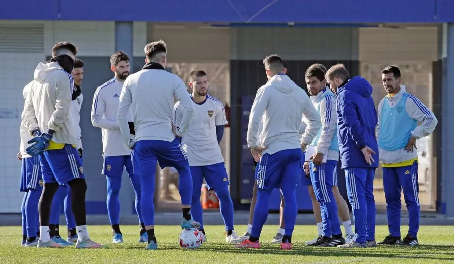 TWITTER @BocaJrsOficial Ibarra charla con los jugadores de Boa
